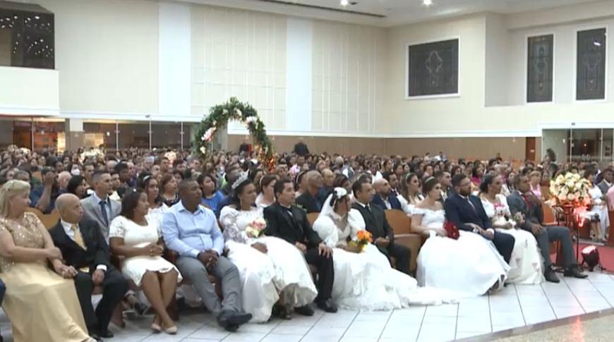 Igreja Universal realiza celebração de casamentos com dezenas de casais
