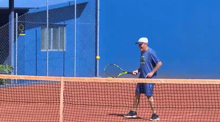 Idoso de 80 anos vê no jogo de  tênis a formula para envelhecer com saúde.
