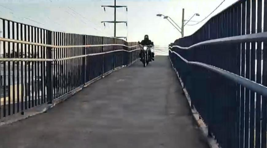 Flagrou tá na Record: Motociclista atravessa passarela de pedestre