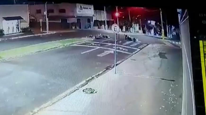 Acidente com motos em cruzamento de avenida em Olímpia deixa 3 feridos