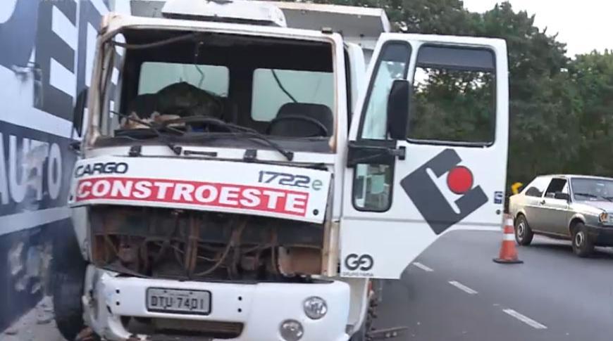 Caminhão derruba poste em Rio Preto
