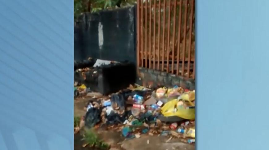 Flagrou, tá na Record: Moradores de Rio Preto reclamam de lixo em calçada