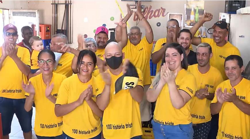 Amigos raspam a cabeça em solidariedade a comerciante de Tanabi na luta contra o câncer