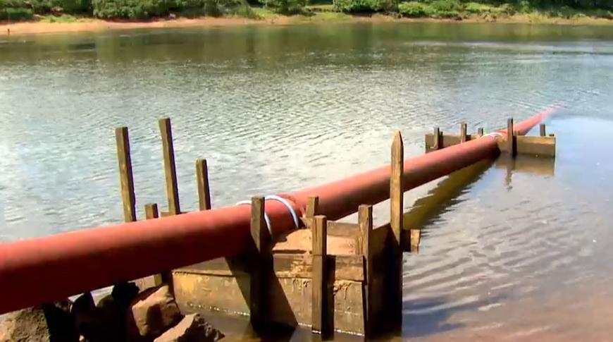 Moradores denunciam descarte de líquido com cheiro forte no Rio Grande