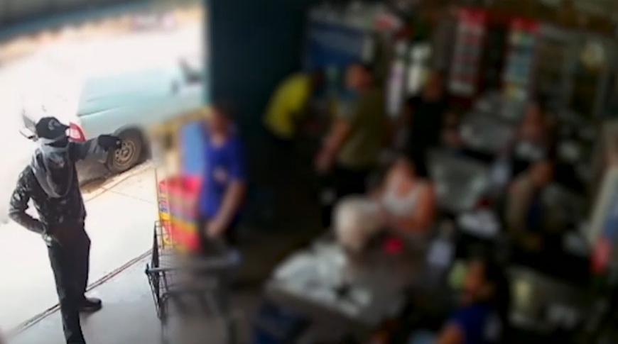 Câmeras de segurança flagram assalto em supermercado de Nova Granada