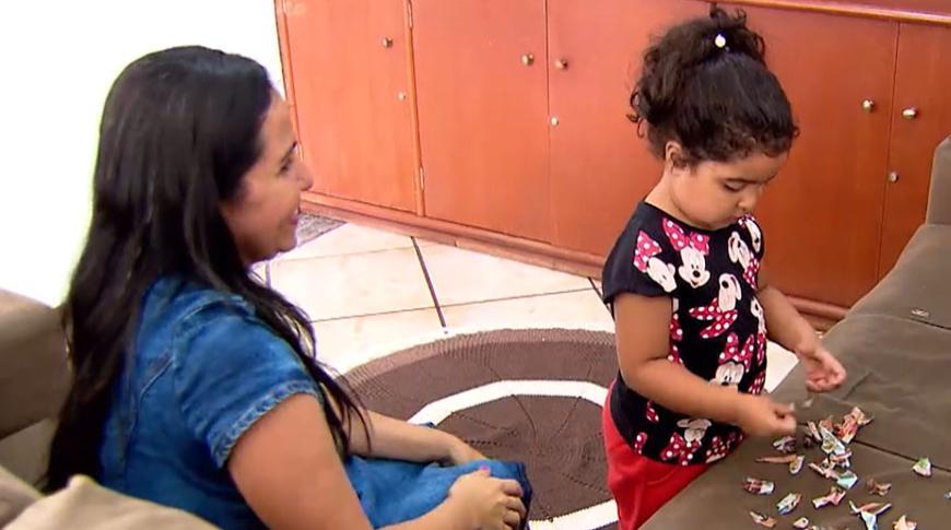 Família tenta ajuda para custear o tratamento da filha com autismo