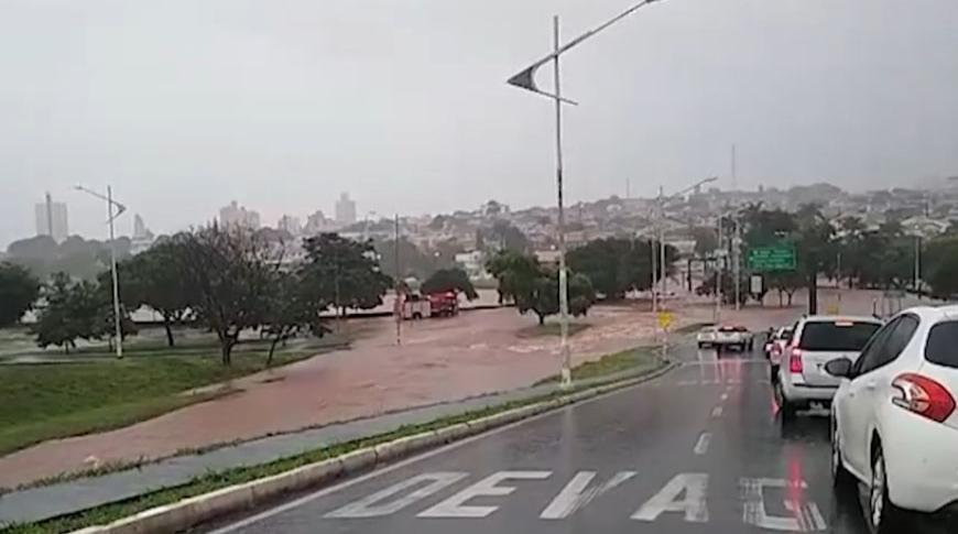 Chuva deixa ruas alagadas em Rio Preto
