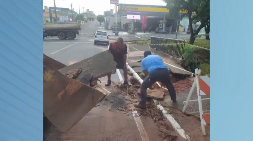 Prefeitura de Rio Preto faz limpeza na cidade após temporal