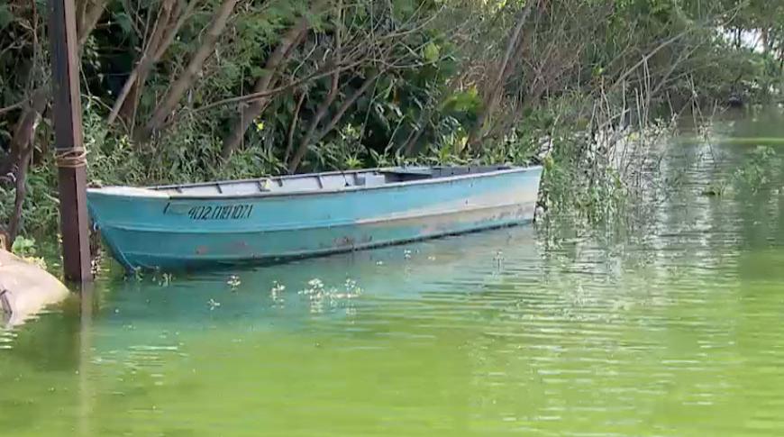 Rio verde e cheiro forte preocupa moradores