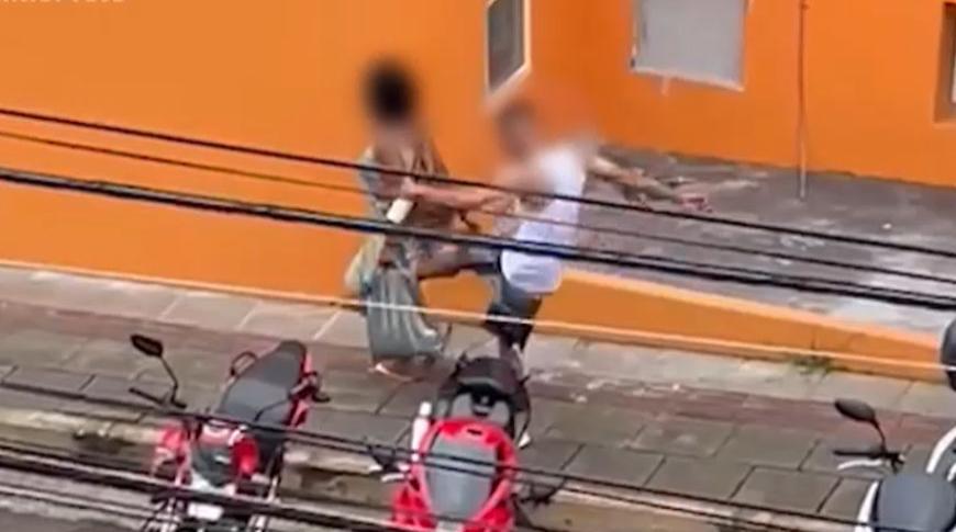 Mulher é atropelada após agressão na rua