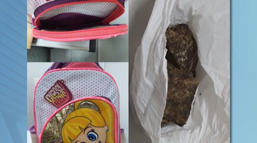 Droga é encontrada na mochila de criança