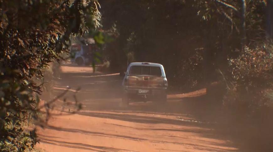 Moradores e comerciantes de distrito de Rio Preto reclamam de rua sem asfalto