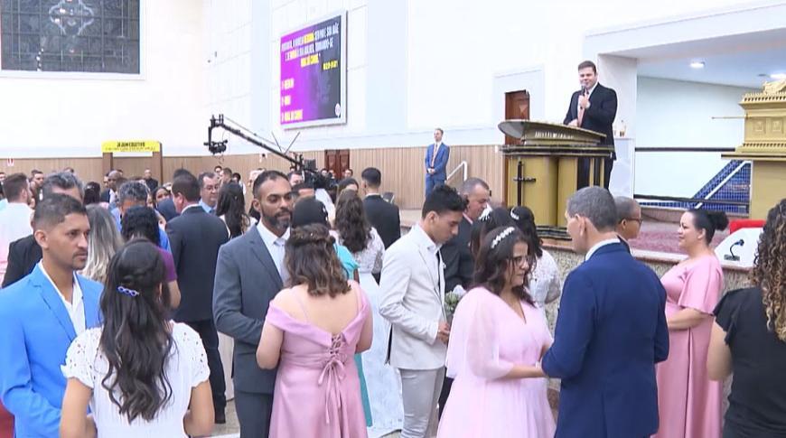 Casais celebram casamento em evento realizado   na Igreja Universal do Reino de Deus.