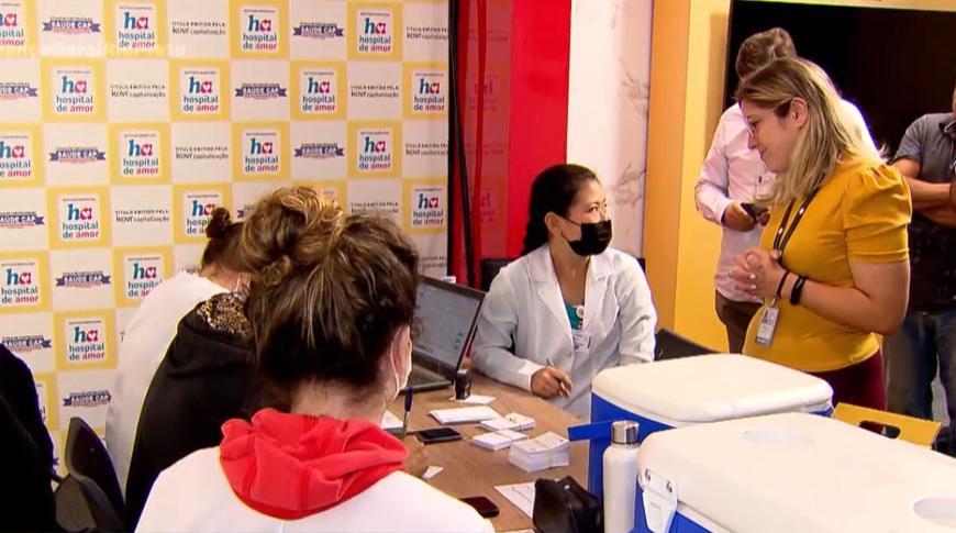Secretaria de Saúde de Rio Preto visita a Record TV para vacinar funcionários