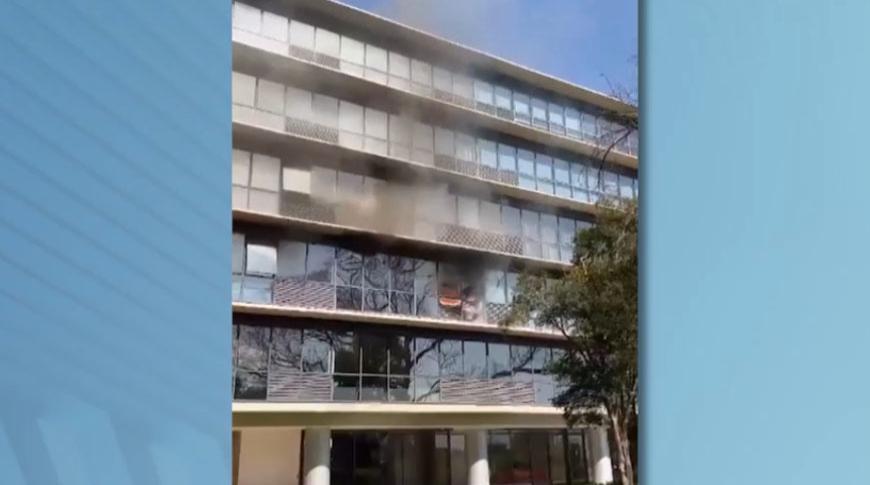 Funcionária é resgatada de sala comercial que pegou fogo em prédio de Rio Preto