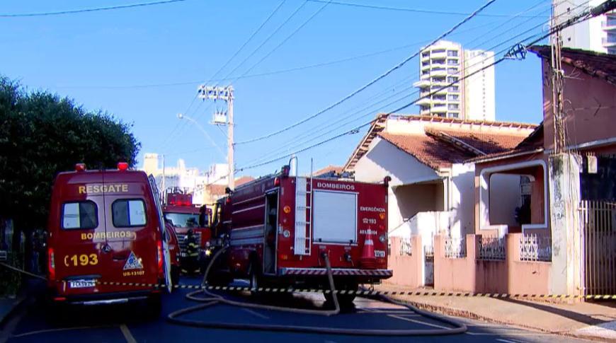 Casa abandonada pega fogo em Rio Preto