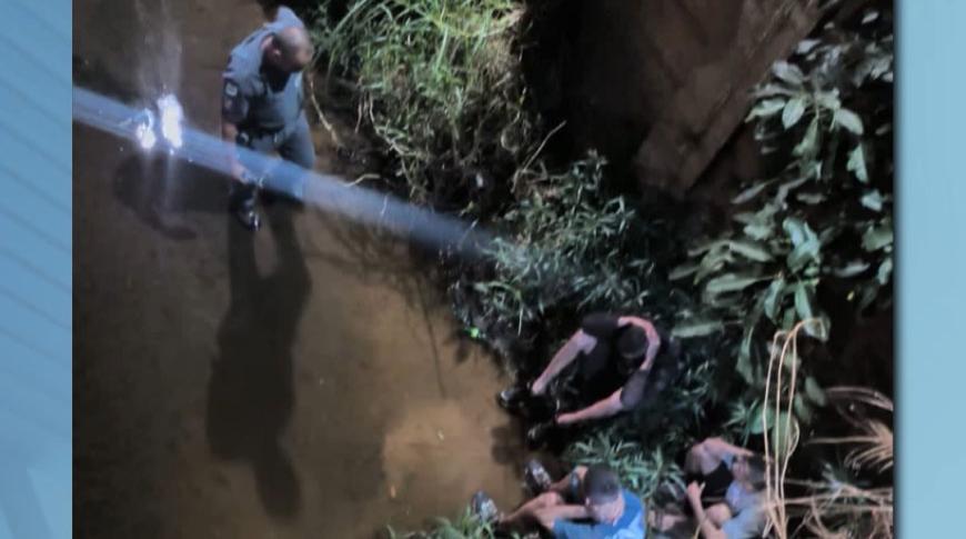 Trio foge da polícia por galeria de água, mas é detido com drogas em Rio Preto