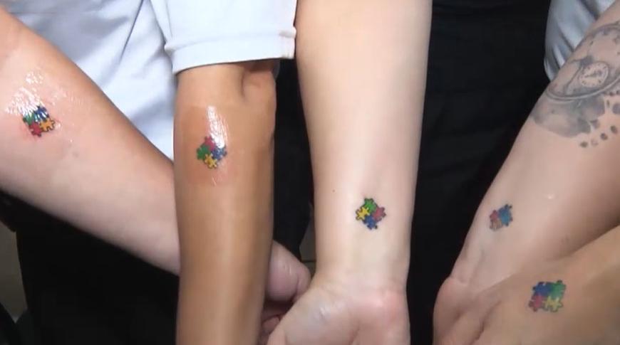 Campanha tatua símbolo autista em mães