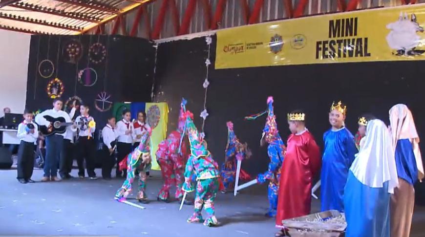 Mini festival de folclore em Olímpia