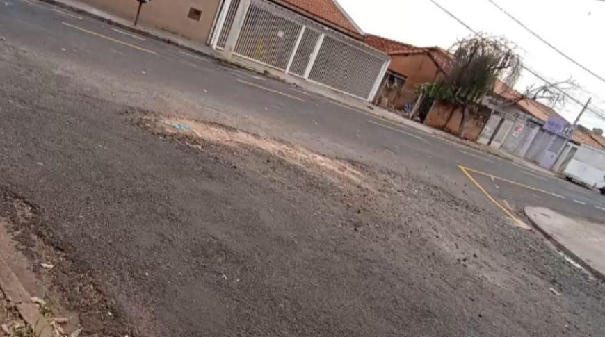 Flagrou, tá na Record: Moradores reclamam de buraco no bairro Solo Sagrado