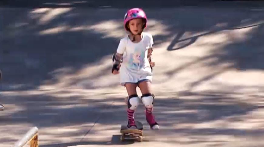 Menina de 5 anos é destaque como skatista