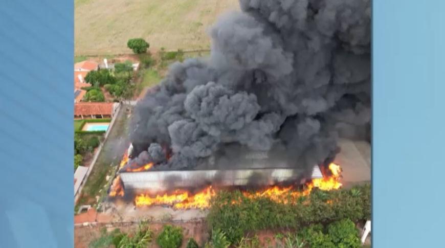 Incêndio destrói barracão de fábrica em Rio Preto