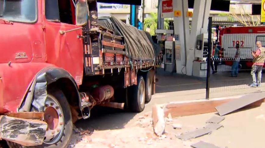 Caminhão perde freio em avenida de Rio Preto