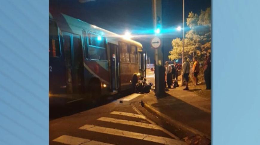 Mulher morre ao bater a moto em ônibus do transporte coletivo em Rio Preto.