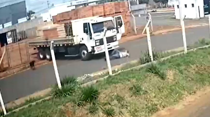 Câmeras de segurança flagram homem sendo atropelado por caminhão em Votuporanga
