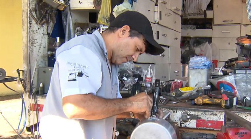Homem mantém a tradição e se dedica a consertar panelas em Mirassol