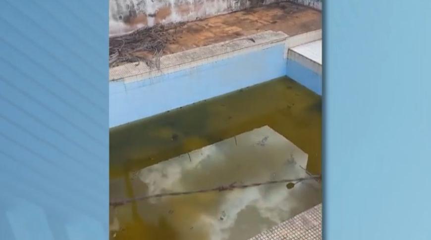 Moradores de Rio Preto reclamam de piscina abandonada em uma casa