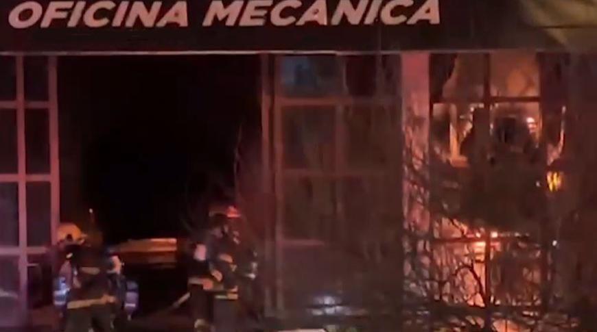 Oficina mecânica pega fogo em Rio Preto