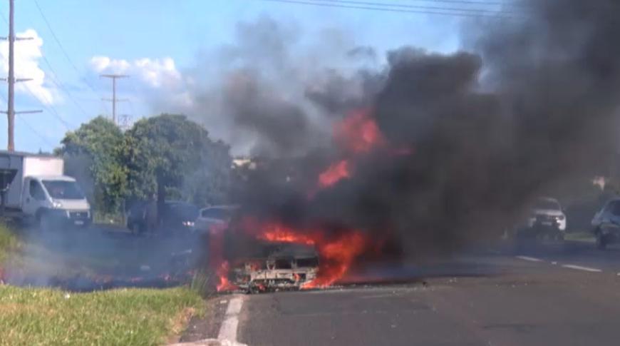 Carro pega fogo na rodovia Washington Luís em Rio Preto