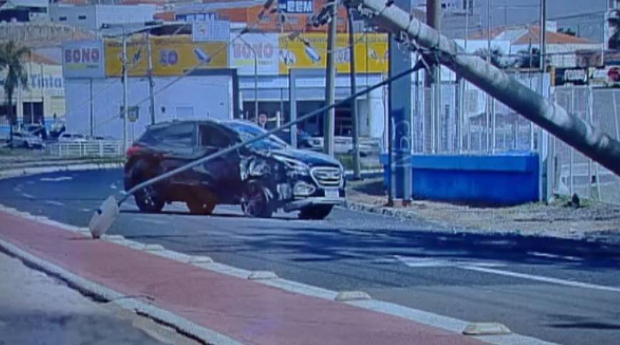 Mulher passa mal e bate carro em poste em Rio Preto