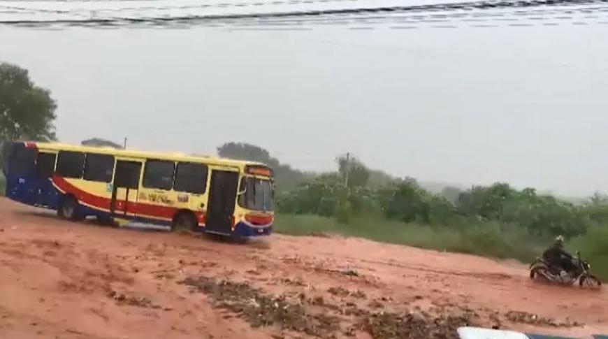 Chuva causa transtornos e alagamentos em Rio Preto