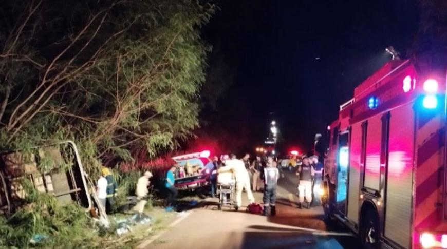 Três pessoas morrem e 19 ficam feridas em acidente com micro-ônibus